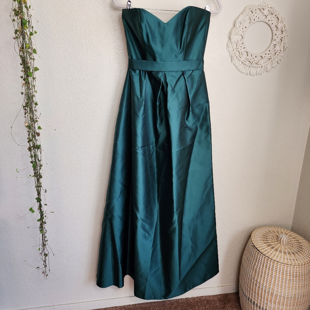 Alfred Sung Strapless V-Neck Satin Gown With Pockets In Hunter Green Siz…